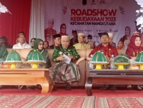 Bupati-Budiman-Didampingi-Ketua-TP-PKK-Lutim-Hadiri-Road-Show-di-Mangkutana-700x530