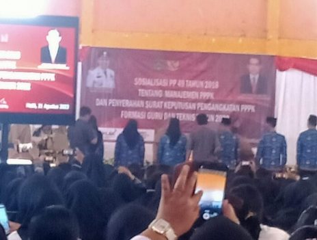 Bupati-Lutim-Serahkan-SK-Pegawai-PPPK-Pengangkatan-Tahun-2022-dan-Buka-Sosialisasi-PP-Nomor-49-Tahun-2018-Tentang-Managemen-PPPK-700x530