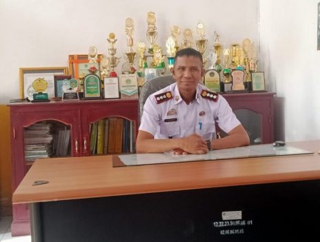 Hari-Pertama-Berkantor-Camat-Kalaena-Marsuki-Memberikan-Pelayanan-Kepada-Warga-700x530
